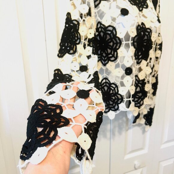 Cloth By Design-Crocheted Black/Ivory Cut Out Flower Knit Bell Sleeve Sweater-XL - Picture 6 of 16